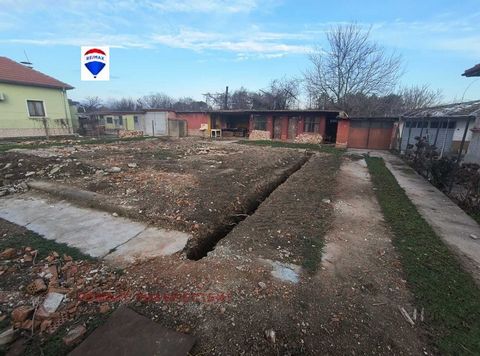 RE/MAX offers its clients an EXCLUSIVELY plot of land in the village of Ryahovo. The plot is flat and is located near the stadium of the village. Its area is 1003 sq.m., and there is a built-up garage with an area of 16 sq.m. and a residential buildi...