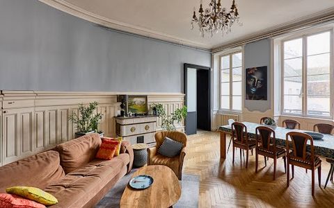 HAUSSMANNIAN APARTMENT IN DOLE: Immerse yourself in an elegant cocoon nestled in the heart of Dole, a space where the soul of Haussmannian architecture meets the delicate touch of modernity. The remnants of the past, omnipresent both in the apartment...