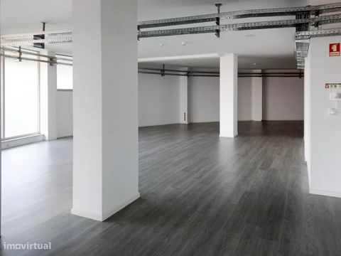 Fully renovated commercial space with a yield potential of around 7.5%. Spacious and with lots of light, it is renovated and equipped with air conditioning and alarms. It has a license to use commerce and services. It is located in a privileged comme...