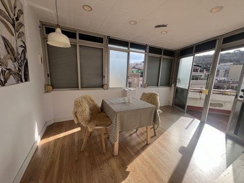  Er wordt een unieke kans geboden om een prachtig penthouse te verwerven in een van de meest gewilde wijken van Barcelona: Sants-Montjuïc, specifiek in de charmante wijk El Poble Sec. Dit appartement is te koop en vertegenwoordigt een ideale invester...