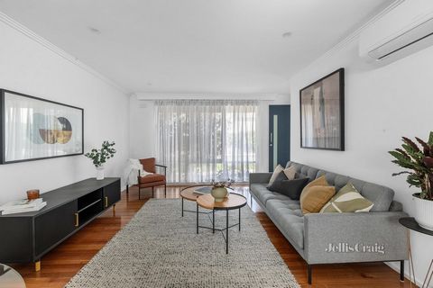 Live a latte lifestyle with peacefulness and quality in this modernised 2 bedroom rendered unit. Enjoying Tasmanian Oak floorboards, this light filled home welcomes with a generous open plan living and dining area combined with morning sunshine and g...