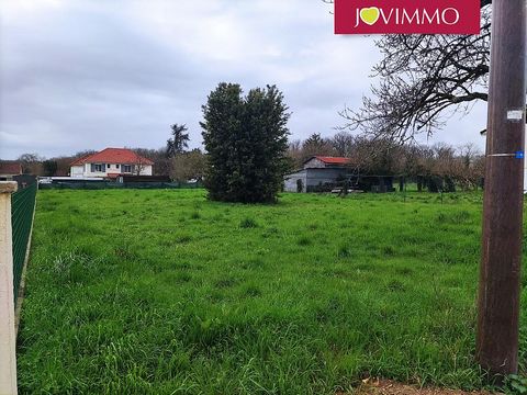 CHAMPAGNÉ SAINT-HILAIRE - TERRAIN CONSTRUCTIBLE DE 1.885 M2 JOVIMMO votre agent commercial Stéphane PERRIOLAT ... Très beau terrain constructible non viabilisé mais avec les réseaux qui passent juste devant. Raccordable au tout-à-l’égout. Façade de 2...