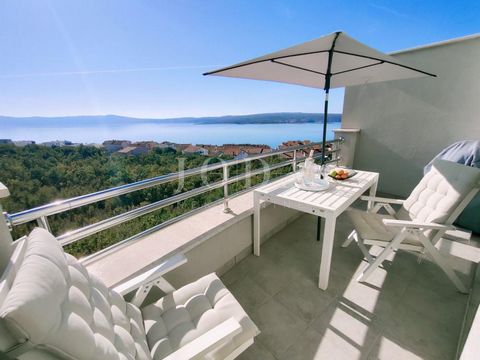 Location: Primorsko-goranska županija, Crikvenica, Crikvenica. We are selling a flat with an excellent layout in a residential building with two swimming pools for use in a beautifully decorated and well-kept garden. It consists of two bedrooms, each...