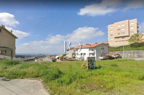 This is an urban plot of land with an approved project and licenses ready for payment, ideal for those looking to build their dream home or invest in a high-potential project. Location: Located in Fânzeres, Gondomar, in a quiet area with good access ...