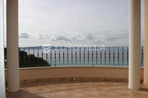 In Podgora near Makarska, at a distance of 100 m from the sea, within a beautiful urban villa on 4 floors, an apartment on the 3rd floor of 65,44 m2 is for sale. The apartment consists of a living room, kitchen, dining room, two bedrooms, two bathroo...