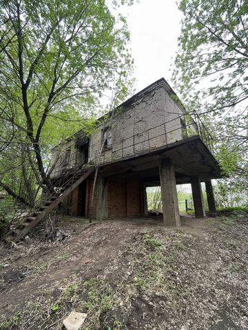 К продаже представлен земельно-имущественный комплекс. Принадлежит предприятию и реализуется на электронных торгах на площадке ЭТПРФ, номер извещения BNKOA00012075. Состав комплекса: 1. Здание. Площадь: 91,2. Назначение: Нежилое. Наименование: БПРМ (...