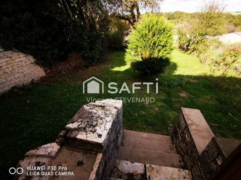 Maison de village de 70 m² rénovée. Se compose d’un salon/séjour avec cuisine équipée, d’un couloir menant à une chambre, une salle d’eau et un WC indépendant. À l’étage, vous trouverez deux chambres supplémentaires. Une cave vient compléter ce bien,...