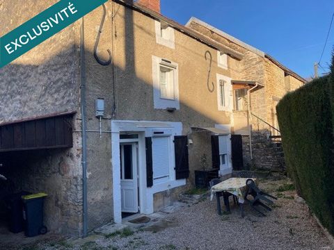 Dans un petit village proche de Châtillon une maison ancienne de 76 m2 habitable sur 2 niveaux et un terrain cadastré pour une surface de 185 m2 attenant au bien. Au RDC : entrée sur une cuisine fermée de 16m2, un salon séjour de 24 m2, une salle d'e...