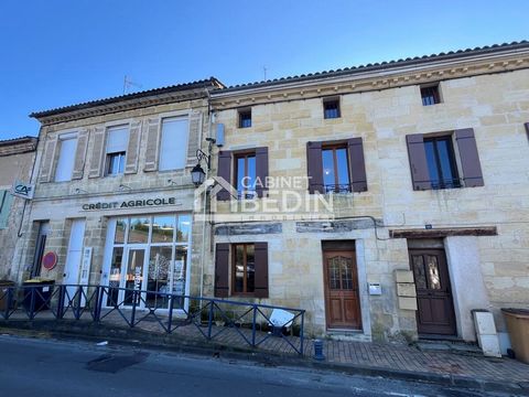 Exclusivité CABINET BEDIN - VAYRES maison de bourg . Au cœur du village de Vayres, vous découvriez cette maison en pierre offrant un séjour, une cuisine ouverte, 3 chambres et 2 salles d'eau. Vous serez séduits par sa proximité des commerces, de la g...