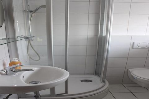 Przytulny apartament wakacyjny dla 2 osób o powierzchni 50 m2, mieszczący się na górnym piętrze uroczego domu krytego strzechą, zaledwie kilka kroków od grobli. Mieszkanie posiada osobne wejście i dysponuje małym tarasem z meblami ogrodowymi. Salon/j...