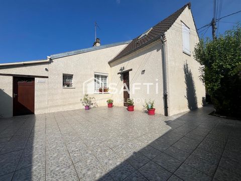 Idéalement située, dans un environnement calme, proche du centre ville et de toutes les commodités telles que commerces, écoles et collège, cette maison offre un cadre de vie paisible et agréable. La maison, vivable de plain-pied, est composée au rez...