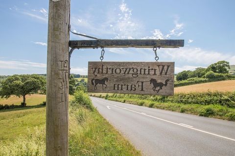 Loin de la vie de la ville, vous trouverez la paix et la tranquillité dans cette belle maison de vacances à Tavistock, qui a des intérieurs uniques donnant un personnage à l'endroit. Avec 2 chambres à coucher pour dormir 4, il est parfait pour une pe...