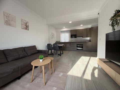 WITH TOURIST LICENCE*Unique opportunity in the centre of Fuengirola * Spectacular 2 bedroom flat for sale, recently refurbished and ready to move into. Located in the heart of Fuengirola, only 80 meters from the beach. This flat is ideal for daily li...