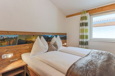 Disfrute de unas maravillosas vacaciones de deportes de invierno en este apartamento en Brixen im Thale. Puede quedarse cómodamente allí con la familia o algunos amigos. El olor de los modernos muebles de madera, el ambiente natural y el abrumador pa...