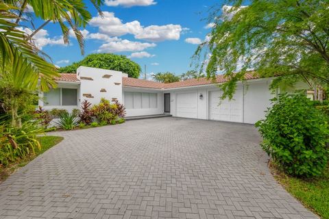 Eine fantastische Gelegenheit in bester Lage, willkommen in friedlichen und charmanten Miami Shores! Ein kurzer Spaziergang zur schönen Biscayne Bay und eine kurze Fahrt zu Einkaufsmöglichkeiten und Restaurants. Dieses charaktervolle Haus verfügt übe...