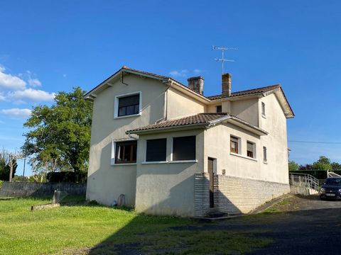 A la lisière d'un village avec commerces et restaurant, spacieuse maison de famille de 5 chambres dont une au rez-de-chaussée, une grande grange indépendante, un double garage et une petite maison à restaurer entièrement; Le tout sur sur grand terrai...