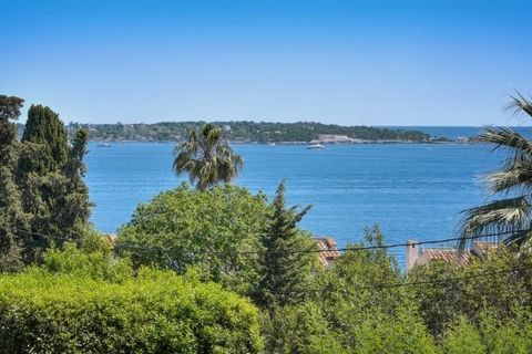 Spacious 85 m2 apartment located in a fully-secured residence with janitor, on the front line facing the sea with panoramic views. It comprises a bright living room, a vast independent kitchen, two large sea-view terraces, three bedrooms and three ba...