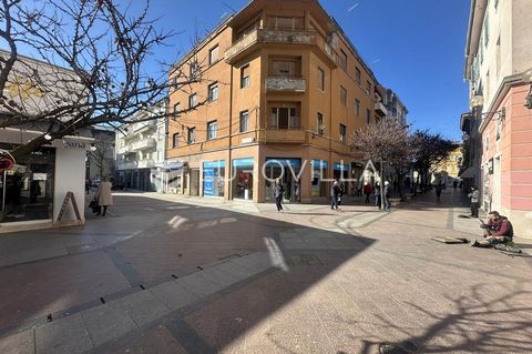 In Pula, in an extremely attractive and frequent location in the city center, there is a commercial space NKP 52 m2. The space in its entire size is one large, bright, glazed room suitable for carrying out various activities, be it office, catering, ...