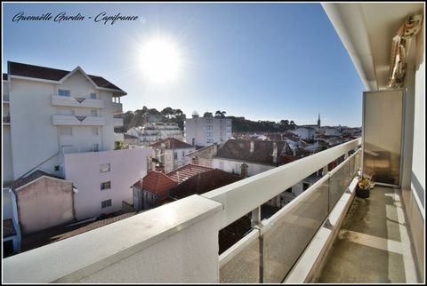 ARCACHON, au cur du centre ville, à 250 m de la plage et à 300 m du marché et des commerces, venez découvrir ce spacieux 2 pièces, au 4ème et dernier étage avec ascenseur, d'une résidence calme, entretenue et sécurisée. Une entrée avec placards desse...