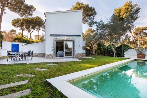 ¡Bienvenidos a esta oportunidad única de adquirir una encantadora casa en una de las zonas más codiciadas de la Costa Brava!Ubicada a tan solo 900 metros de la playa de Tamariu, esta pequeña joya de 129 m² construidos, de los cuales 81 m² corresponde...