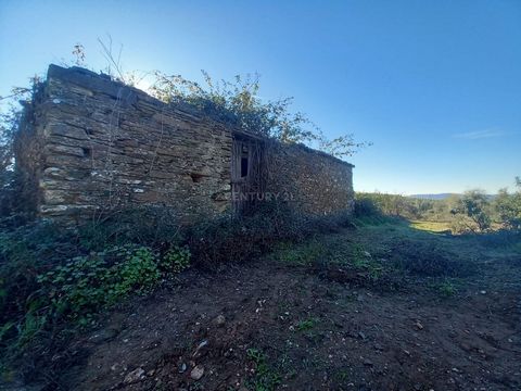 Small farm with 15.540m2 Located in Carapetosa-Sarnadas de Ródão. This farm has a rural construction with 47m2 described in the booklet It is completely fenced, has good access on dirt and is 100 meters from the tarmac road It has about 300 medium-si...