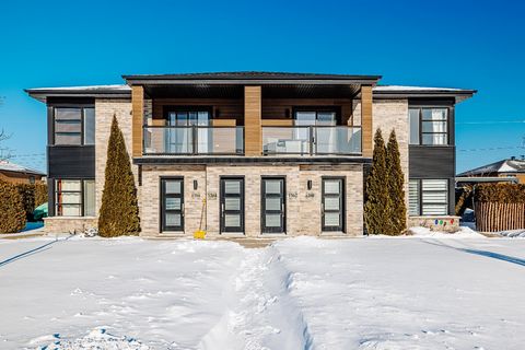 Ce condo moderne, construit en 2014, offre un cadre de vie idéal à Trois-Rivières. L'intérieur, au goût du jour, est aménagé avec soin, mettant en valeur des finitions contemporaines et des matériaux durables. Le grand salon, baigné de lumière nature...