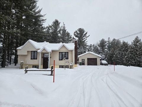 WOW! Emplacement de choix! Superbe propriété sise sur un magnifique terrain aménagé avec garage, Construction 1992, Elle vous offre 2 grande chambres et 2 petites, Salon et Salle à manger à palier, Sous-sol aménagé! Propriétaire d'origine. Faite vite...