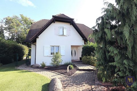 Auf den Höhen und in der Nähe der Schweizer Grenze, angenehmes Haus aus dem Jahr 1988 von ca. 140 m2, bestehend aus: einem Eingang, einer Einbauküche, die zu einem Wohnzimmer offen ist, das auf eine Veranda führt, einem Büro, 4 Schlafzimmern, einem B...