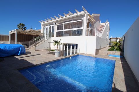 Esta espaciosa villa está situada en una urbanización tranquila, mientras que a sólo un corto paseo de una amplia gama de restaurantes y bares, además de esto está a sólo unos minutos en coche de las playas cercanas. La planta baja ha sido completame...