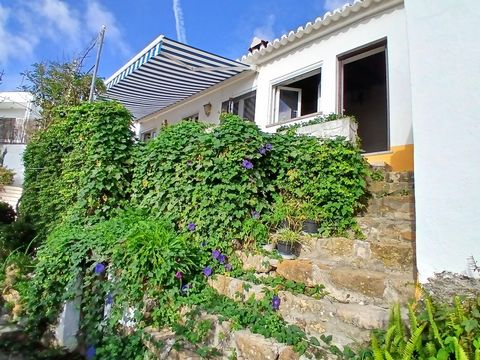 THE ADDED VALUE OF THE PROPERTY: 3+1 bedroom villa (*) of traditional 'Rustic' architecture, on a plot of 1,164 m² with trees and vegetation overlooking the valley, in a quiet location and solar orientation to the south. Located 3km from Ribeira de D...