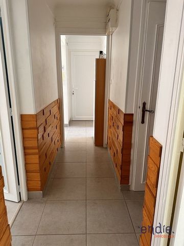 Ten apartament F4, idealnie położony na 1 piętrze spokojnej i bezpiecznej rezydencji. Ten apartament o powierzchni 71 m² z 3 sypialniami oferuje wygodną i dobrze wyposażoną przestrzeń dzienną. Kuchnia, w pełni wyposażona i umeblowana, jest gotowa na ...