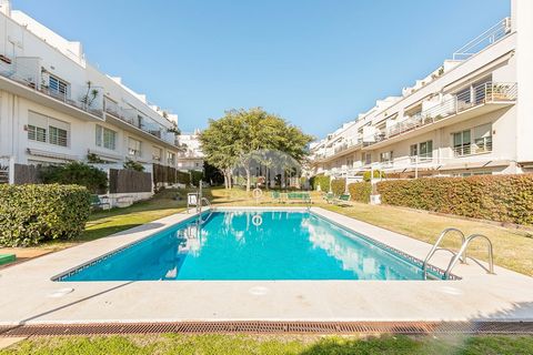 Incantevole duplex a Sitges con vista mozzafiato sul mare Questo esclusivo duplex di 138 m² combina perfettamente comfort, spaziosità e vista spettacolare. Situata nella rinomata località balneare di Sitges, questa struttura offre uno stile di vita m...