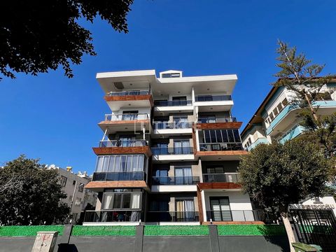 Appartement in Een Complex met Zwembad op 400 m. van het Strand in Alanya Güllerpınarı Het district Alanya in Antalya is een van de meest geliefde plekken met zijn zon, zee, natuur en stranden. Het heeft een centrale ligging waar u in korte tijd al u...