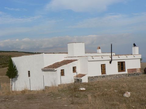 Cortijo Los Recaldes, gelegen in Albuñuelas, bereikbaar vanaf de weg naar La Cabra (Padul-Otivar), gelegen naast een ravijn in een natuurlijke en unieke omgeving, met vrij uitzicht op de natuur. Het heeft 160 m2 cortijo, verklaard en schriftelijk. He...