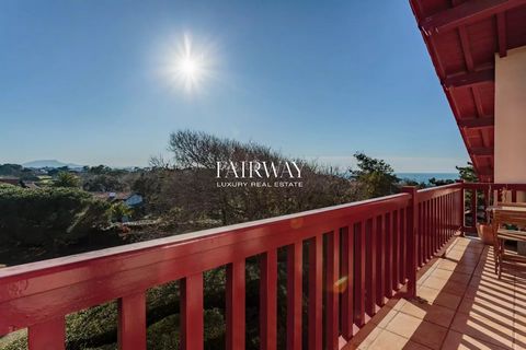 Apartment with sea view in Anglet Fairway Luxury Real Estate offers you this 93 m² apartment, located in Anglet, at the gates of Biarritz and only 300 meters from the ocean, close to the lighthouse. Located on the 2nd and last floor of a 1920s villa,...