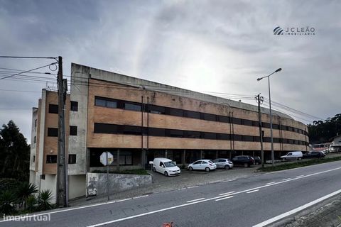 Espaço amplo destinado a aparcamento na Sub-cave, de prédio habitacional com 1.240m2. O imóvel não tem licença de utilização, sendo possível escriturar ao abrigo do Simplex. Características específicas - 1.240 m² - Espaço amplo - Certificado energéti...