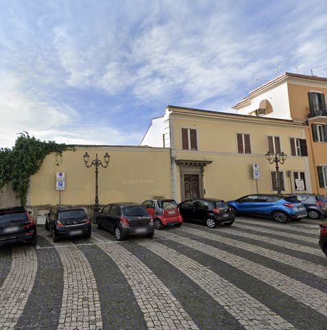 Historisch gebouw uit de jaren 1600 Frosinone (FR)   Prestigieus gebouw uit de jaren 1600 in het historische centrum van Frosinone (FR). Het gebouw is verdeeld over 4 niveaus, voor een totaal van 800 vierkante meter, evenals een prachtige binnenplaat...