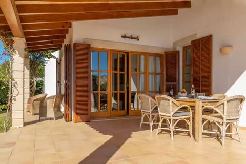 The exteriors of this house invite you to enjoy the good weather to the fullest. The house has a private chlorine pool that measures 9 x 4 meters and has a depth of 0.9 to 1.8 meters. Next to it you will find sun loungers for sunbathing, a shower to ...