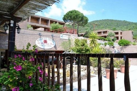 Dit sfeervolle appartement op het Italiaanse eiland Sardinië is voorzien van een tuin. Het is zeer geschikt voor quality time met het gezin. Met haar fijne ligging nabij de zee ligt een dagje luieren op het strand voor de hand, maar er is veel meer t...