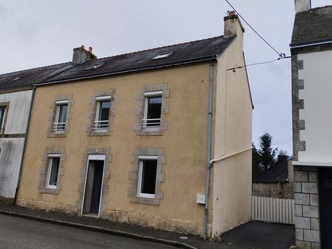 centre bourg de LANGONNET avec tous les commerces à proximité maison en pierres mitoyenne d'un côté dont la répartition est la suivante : cuisine aménagée et équipée ouverte sur pièce de vie, véranda, salle de bains et wc, buanderie-chaufferie au RDC...