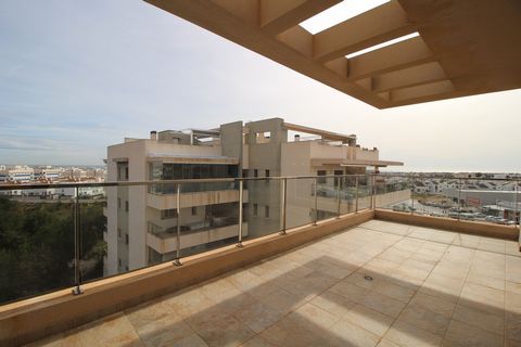 Dit nieuw beschikbare penthouse appartement is prachtig gepresenteerd en gelegen in het Altos del Mediterraneo complex. Het beschikt over uitstekende voorzieningen, waaronder een buitenzwembad en een spa, met een verwarmd zwembad, een sauna en een fi...