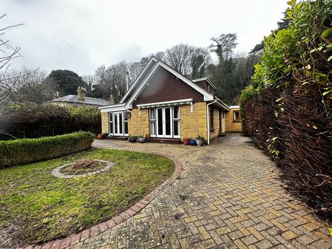 Dieses ausgezeichnete Anwesen mit vier Schlafzimmern befindet sich in idealer Lage in St. Lawrence - einem hübschen Dorf in der Gemeinde Ventnor, das sein eigenes Mikroklima hat und milderes Wetter erlebt als der Rest der Insel und Großbritannien als...