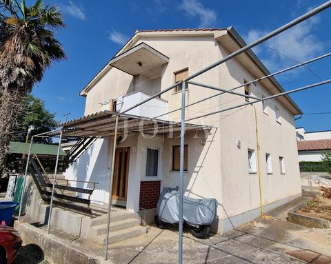 Location: Primorsko-goranska županija, Krk, Krk. An entire floor of a family house with a garden is for sale in the vicinity of the town of Krk The apartment is located on the ground floor and consists of a hallway, a kitchen with a living room, two ...