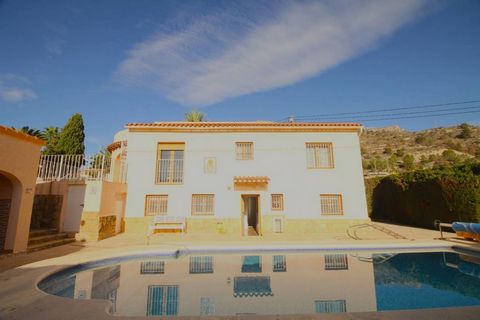 Magnifique propriété située dans l'une des zones les plus exclusives de Calpe, à seulement 350 m du centre de santé. Cette villa, qui comptait à l'origine 4 chambres, a été réaménagée en 3 grandes chambres et 3 salles de bains complètes, offrant ains...