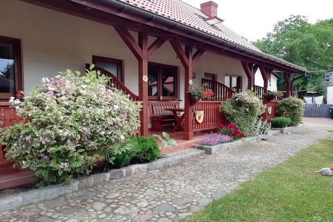 Klein knus huisje op een goed onderhouden tuingrondstuk. In de prachtige tuin kunt u heerlijk ontspannen op de schommelbank of op de ligstoelen. Een barbecue en een pergola zijn ook beschikbaar (voor medegebruik). Het kleine dorpje Kolczewo (Kolzow) ...