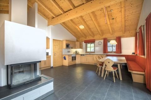 Dieses geräumige, gemütliche Chalet liegt wunderschön in Wald-Königsleiten. Das Chalet ist an einen Hang gebaut. Sie erreichen den Eingang über eine Treppe an der Seite des Chalets. Das schöne Wohnzimmer mit gemütlichem Kamin und offener Küche mit u....