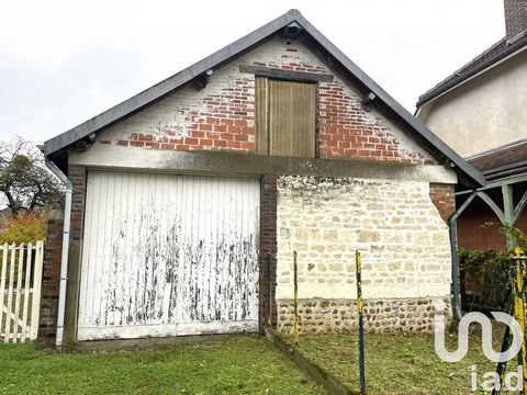 iad France - Clotilde Lemaire vous propose: Au cOEur d'Auxon, proche de toutes les commodités et à 30 minutes de Troyes venez découvrir cet hangar de 67 m2 au sol, un étage de la même superficie peut être aménager, une cave accessible du hangar, déjà...