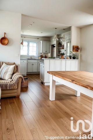 iad France - Sylvie Mercier vous propose: Maison de plain-pied – Rochefort Ouest Découvrez cette maison de plain-pied d’environ 102 m² habitables, édifiée sur une parcelle de plus de 800 m². Elle se compose d’une pièce de vie lumineuse avec cuisine o...