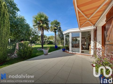 iad France - Sven Lamour vous propose: Maison de plain-pied à Lagord – Terrain arboré de plus de 900 m² Dans un quartier prisé de Lagord, cette maison de plain-pied vous offre un cadre de vie fonctionnel et agréable. Lumineux et convivial, le séjour ...