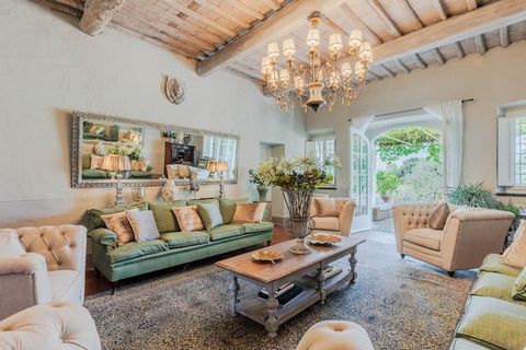 Arroccato su una collina che domina Lucca, questo incantevole agriturismo offre viste mozzafiato sulle colline circostanti. Recentemente ristrutturato, fonde perfettamente il fascino rustico con il lusso moderno, potendo ospitare fino a sedici person...